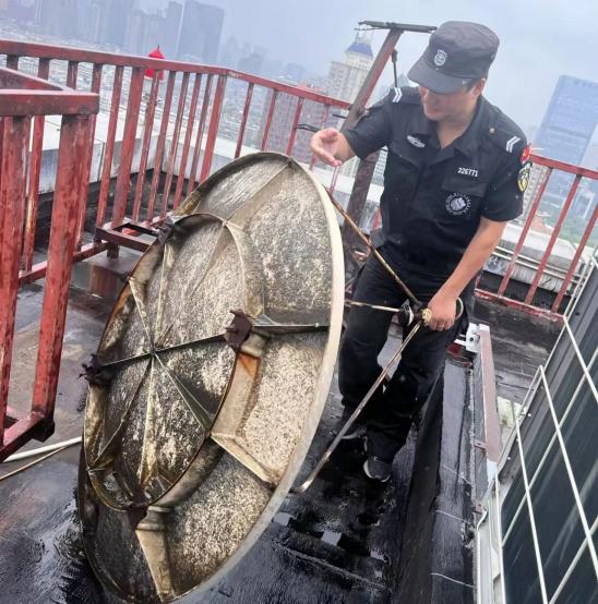 C:/Users/BA/Desktop/風(fēng)雨過(guò)后南京保安迅速行動(dòng)，恢復(fù)安“寧”面貌/11.jpg11