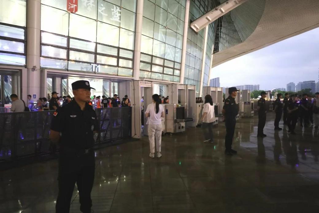 C:/Users/Administrator/Desktop/“安保鐵軍、硬核保障”2024系列報(bào)道四十二——南京市保安服務(wù)有限公司成功護(hù)航張碧晨「今兒個(gè)開心」十周年巡回演唱會(huì)南京站安保任務(wù)/3.jpg3